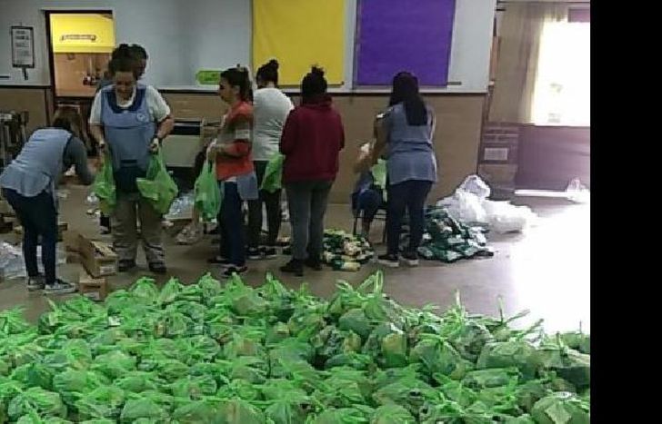 Los docentes siguen yendo al establecimiento para entregar bolsas de alimentos a los vecinos de la zona, pero no tienen los accesorios de prevención.