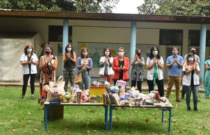 Los profesionales del centro recibieron las donaciones.