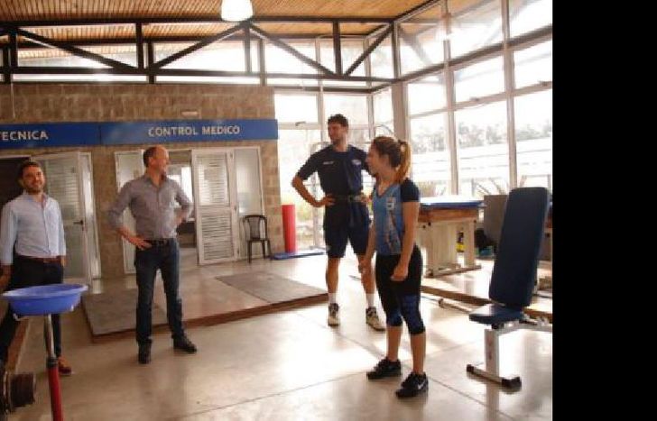 el intendente, martín insaurralde, junto a la pesista florencia leiva.