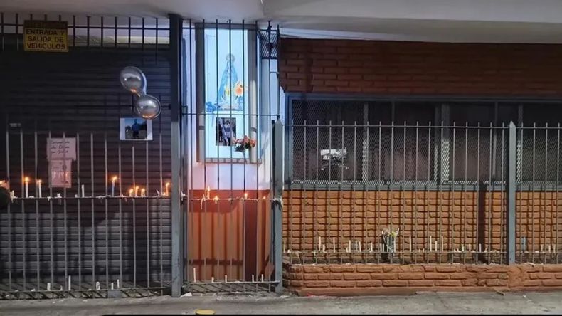 Velas, fotos y mensajes de despedida para Darío tras su repentino fallecimiento en Lomas de Zamora.