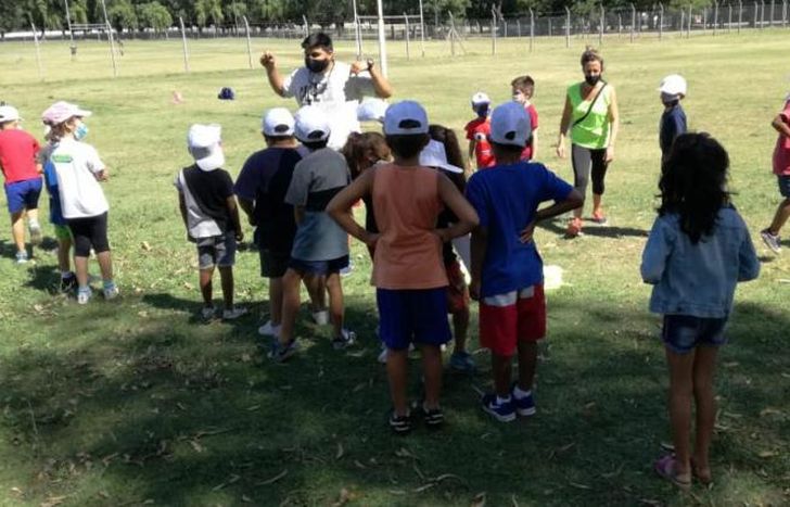 Se hacen al aire libre, por turnos y con grupos reducidos.