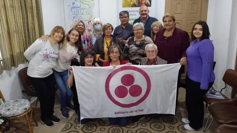 Los integrantes del Centro Cultual Mariano Moreno decidieron homenajear a las mujeres en su día.