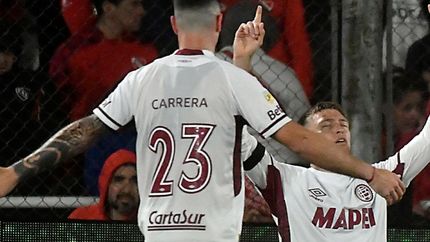 Rodrigo Castillo y Ramiro Carrera celebran la victoria de Lanús en Avellaneda.