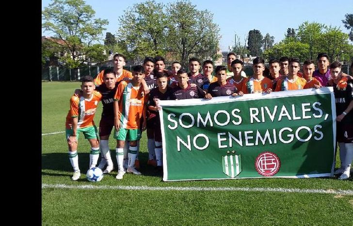 Los chicos de la Séptima División de ambos clubes posan con la bandera Somos rivales, no enemigos.
