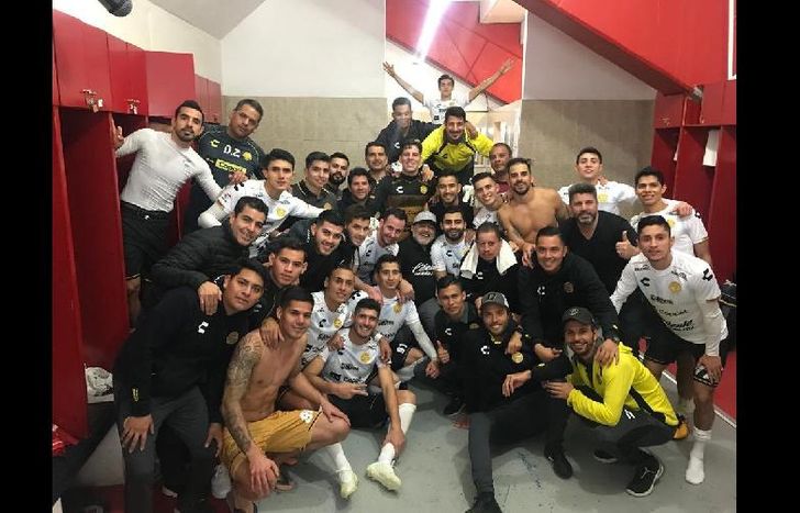 Con varios argentinos, el equipo de Maradona avanzó a la final.