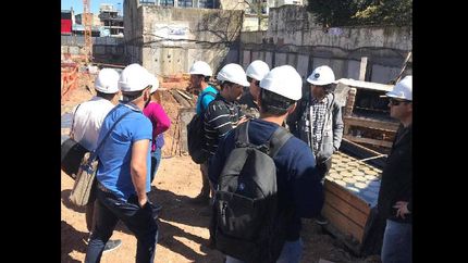 los jóvenes recorriendo un edificio en construcción.