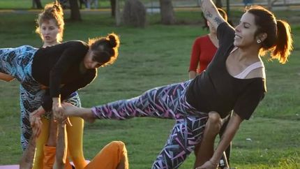 Yoga en comunidad y acroyoga para todos los niveles.