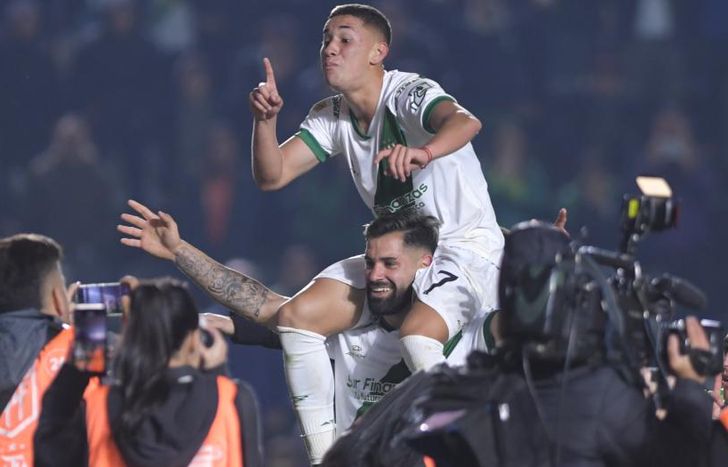 Rivera, arriba de Milton Giménez, festejo el triunfo de Banfield.