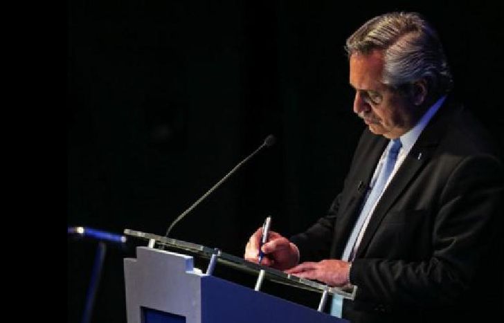 Macri debería dejar de “gastar el dinero como lo está gastando.