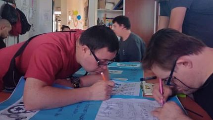 Además de las salidas, en verano realizan actividades recreativas junto a los profesores.
