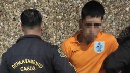 Tiene 22 años.