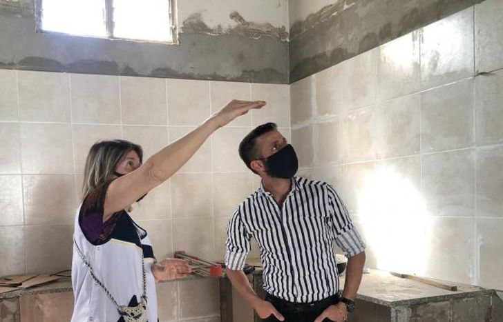Durante la visita a la escuela N°85 donde se emprenden obras.