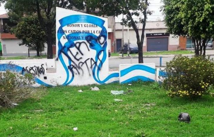 Las pintadas están desde el domingo.