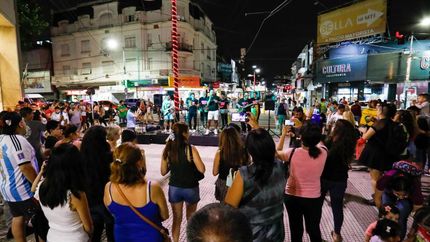 En varias esquinas pondrán escenarios con shows de artistas locales.