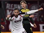 El festejo del capitán de Lanús para una victoria agónica.