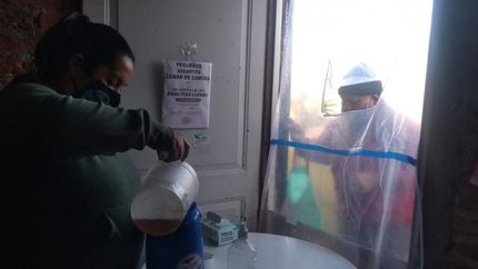 Pequeños Gigantes ayuda en el barrio y cuida a los vecinos.