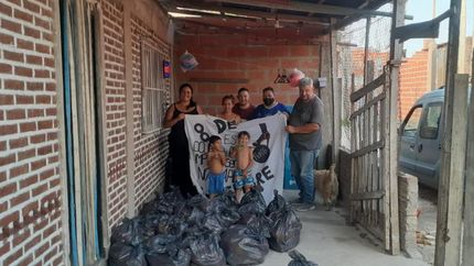 Entregaron más de 300 bolsas con alimentos navideños.