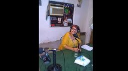 A través de la radio ayuda.
