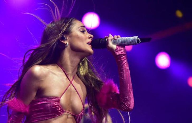 Tini fue sorprendida por una fanática que se subió al escenario.