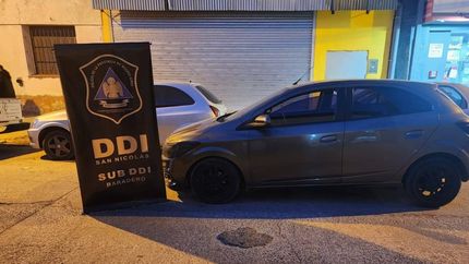 El auto robado en Lomas.