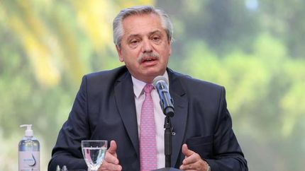 Alberto espera tener vacunados a los grupos de riesgo en marzo.
