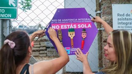 Pusieron carteles y pinceles intervenidos con caras de mujeres.