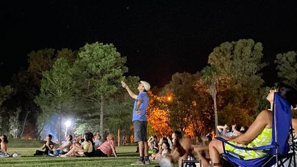 Un encuentro en el Club Temperley que une la música con las miradas hacia las estrellas a cielo abierto. Un encuentro en el Club Temperley que une la música con las miradas hacia las estrellas a cielo abierto.