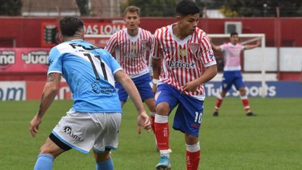 Pérez pisa el balón frente a Badell.