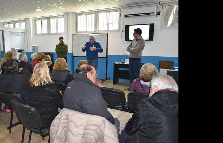los abuelos reciben instrucciones para manejar la aplicación.