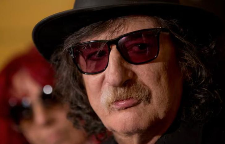 Charly tocó en vivo.