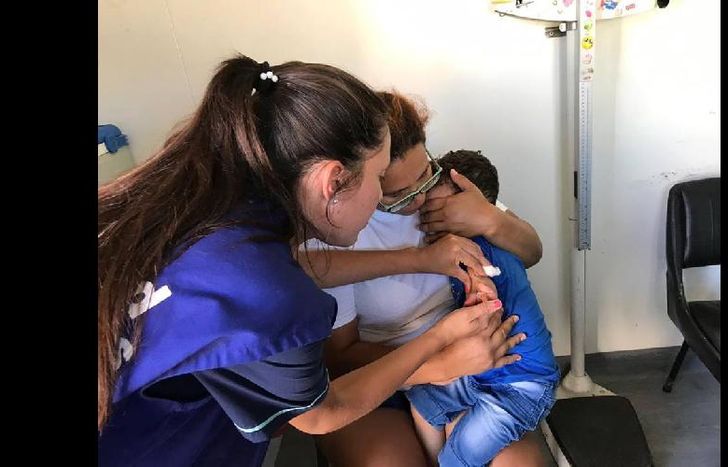 Los profesionales salieron a las calles desde las unidades sanitarias para vacunar en las casas.