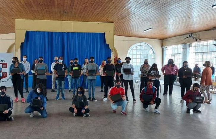 Los alumnos con su netbook tras el acto en la Secundaria N°7.