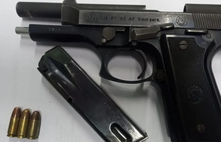 Arma incautada al delincuente tras el robo y la persecución.