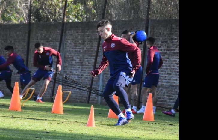 El DT piensa en una línea de cinco para visitar al Decano.