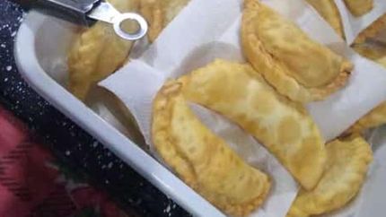 Sacaron la freidora a la calle y entregaron empanadas gratis.