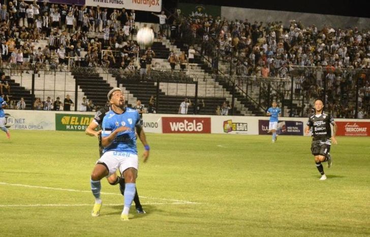 López espera controlar la pelota.