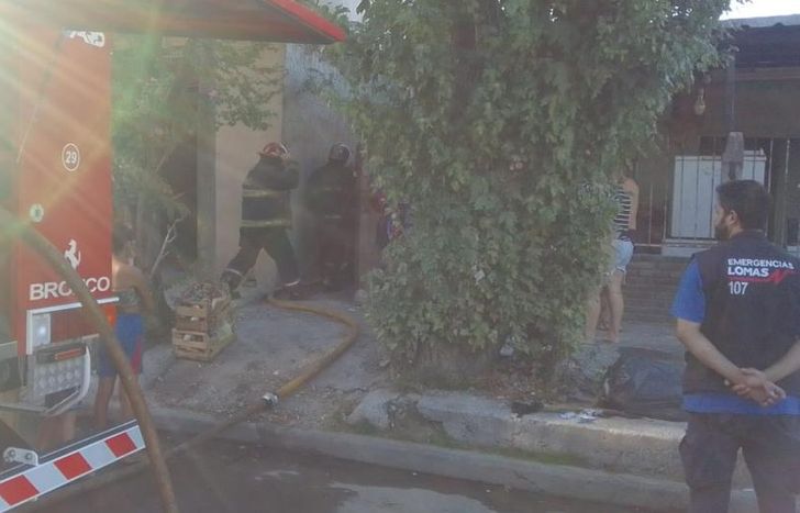 Los bomberos debieron acudir al lugar para controlar el incendio.