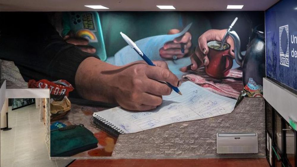 Una de las obras está dentro de la biblioteca.