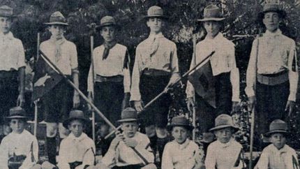 El Grupo Scout de Banfield, de pie. Un orgullo para la localidad.