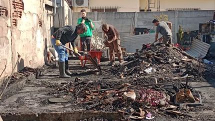 Los restos del hogar. Los vecinos ya trabajan para ayudar a la familia.