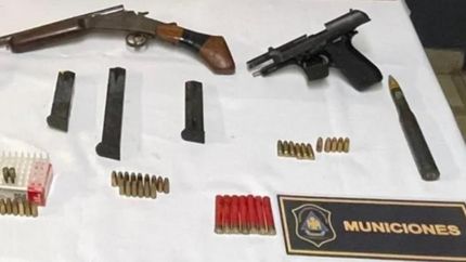 A la derecha, el misil antiaéreo incautado por la Policía.