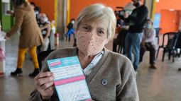 Una de las vecinas, contenta tras recibir la dosis.