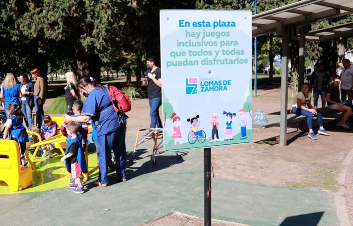 Van a instalar juegos inclusivos en todas las plazas y parques.