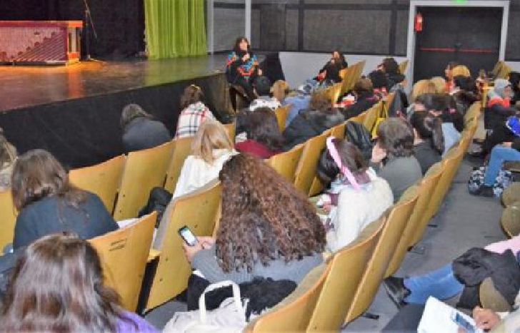 capacitación con varios disertantes en el teatro del municipio.