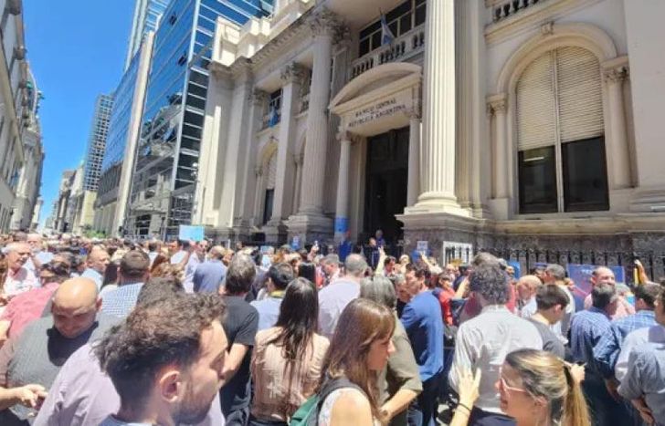 Trabajadores del Banco Central hicieron un abrazo simbólico en contra de Javier Milei.