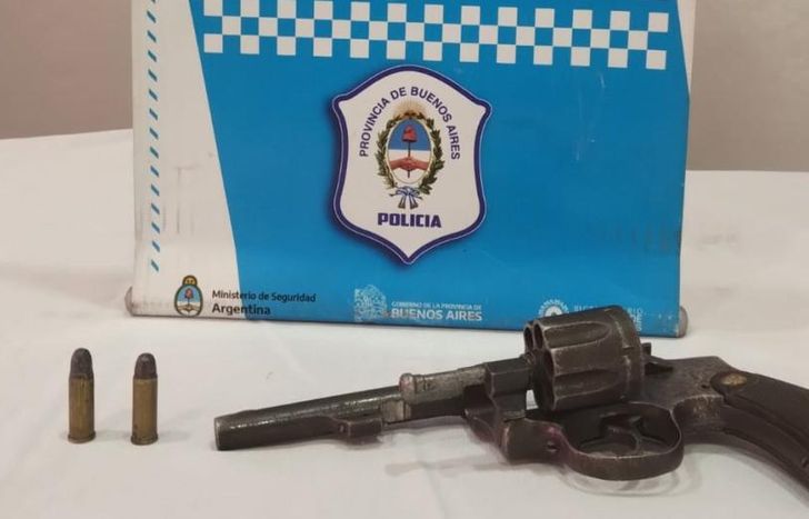 El arma incautada a los delincuentes.