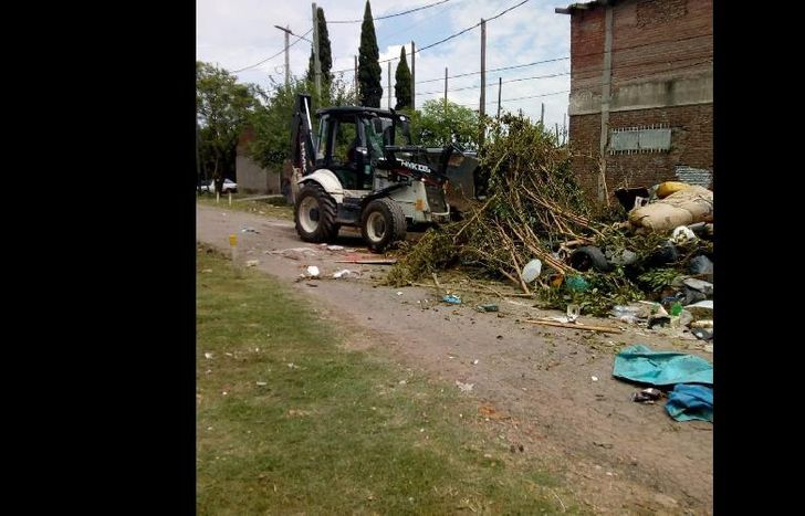aparecen desde bolsas de basura hasta colchones, sillones de dos plazas o televisores rotos.
