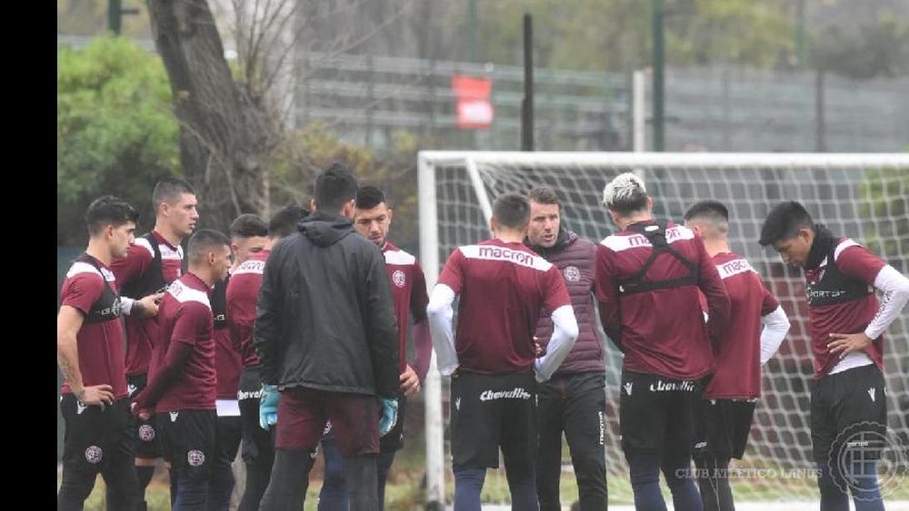Lanús ganó bajo la lluvia