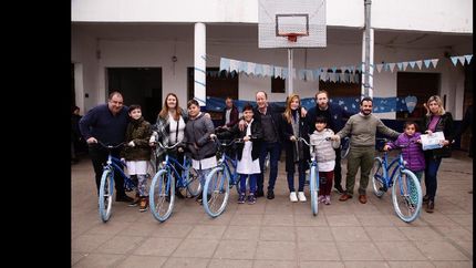 premiaron con bicicletas a mas alumnos de lomas por su desempeno escolar