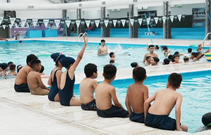 Hace 12 años que se desarrolla el programa Aprendiendo a nadar en Lomas.